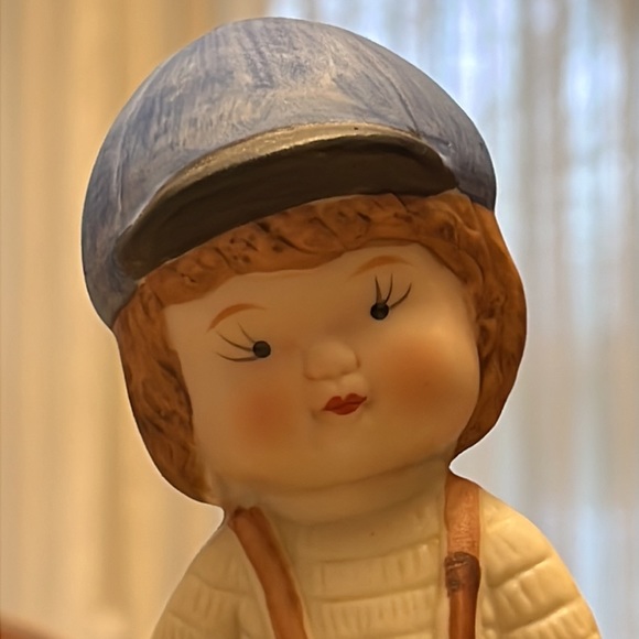 Musical Porcelain Figurine - Picture 2 of 8